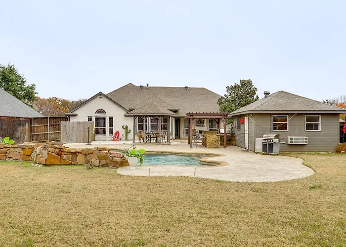Group-Friendly Burleson Getaway W/ Outdoor Oasis