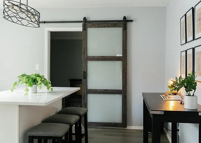 "The Homestead" Upscale Stay - Downtown With Yard