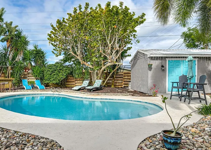 1/2 Mi To River! Poolside Escape On Merritt Island