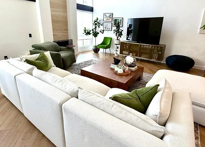 Relaxed, Modern, Socal Living Near The Beach