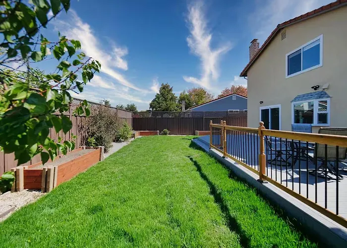 Renovated 5 Bd 3 Ba Ac Private Deck Lawn