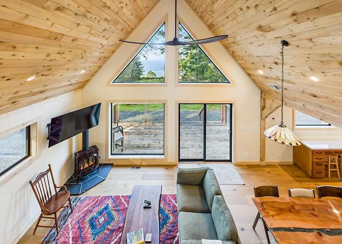 Beautiful Ocean View Cabin And Hot Tub!