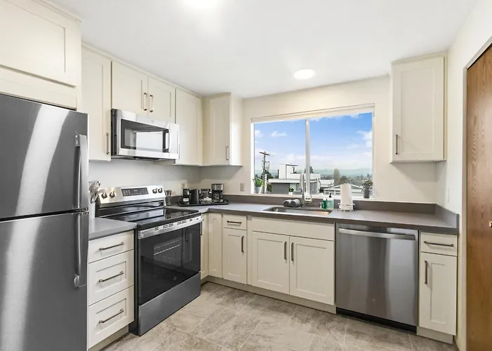 Hilltop Seattle Retreat - Views & Parking