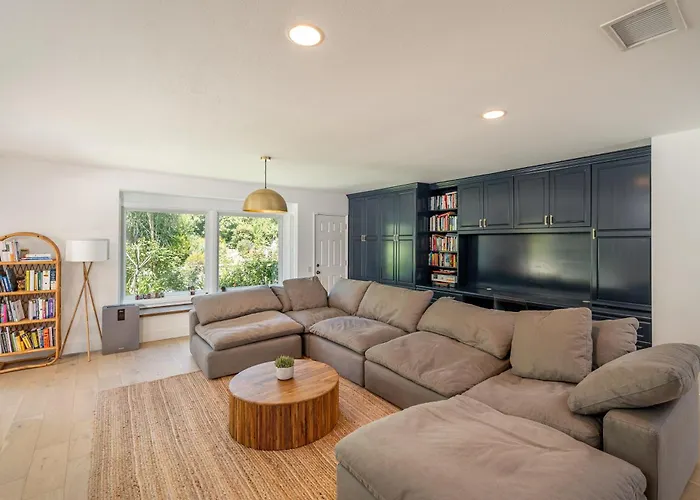 Newly Remodeled Home W Pool & Private Back Yard