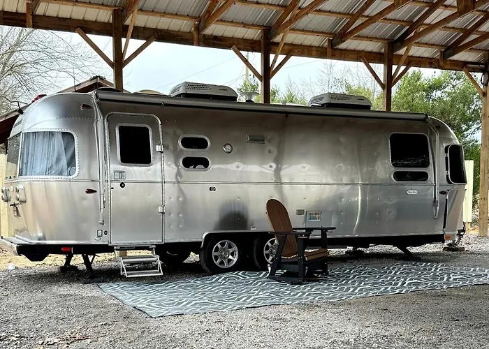 Peaceful Lakeside Covered Airstream With Firepit & Kayaks Near Centre, Al