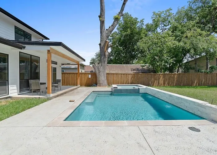 Heated Pool Urban Retreat Near Downtown Dallas