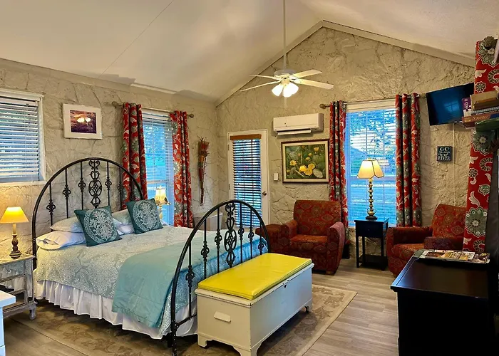 Hilltop Cottage, Historic Silver Spur Dance Hall