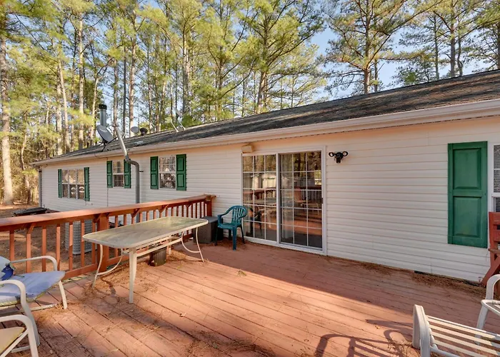 9 Mi To Ecu: Pet-Friendly Greenville Home W/ Deck