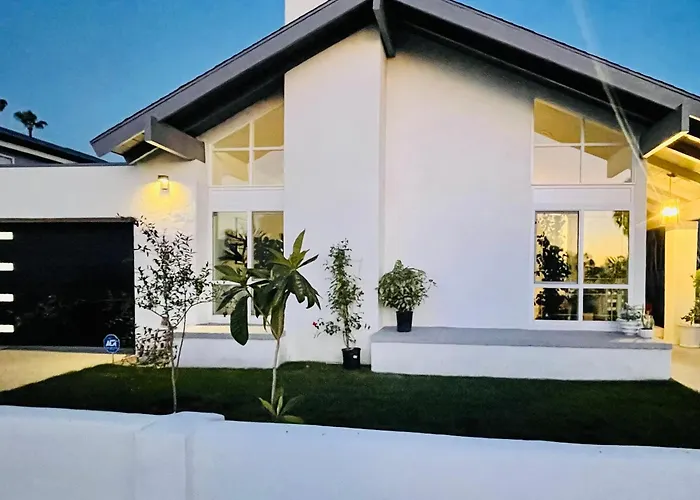 Relaxed, Modern, Socal Living Near The Beach