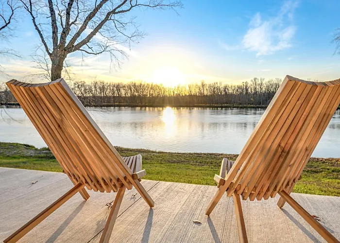Riverfront Reset! Dells Cabin W/ Kayaks & Deck