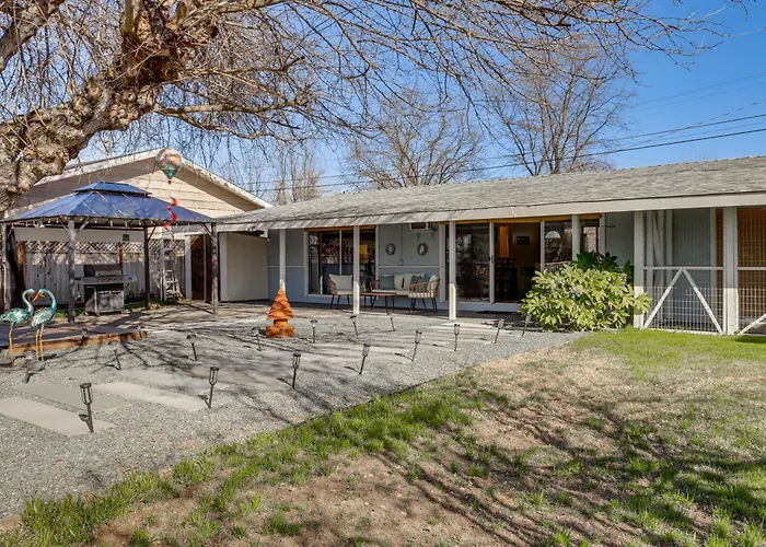 Clear Lake Gem On Canal W/ Dock: Dogs Welcome!