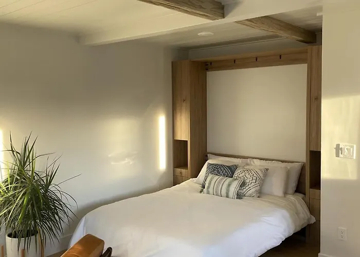 Cayucos Cottage Studio - Peak-A-Boo Ocean Views