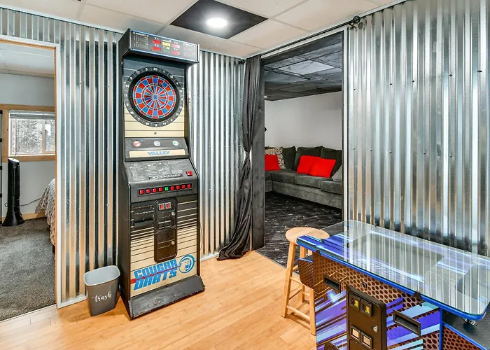 Home Theater & Hot Tub! Home Near Higgins Lake