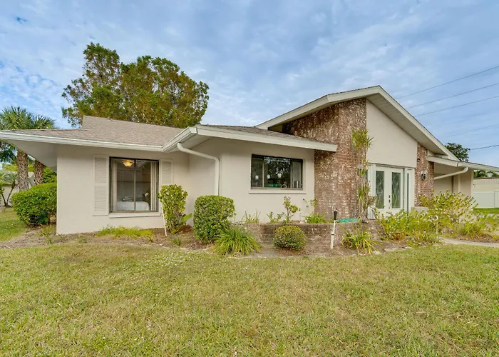 Private Beach & Pool Access! Fort Myers Getaway