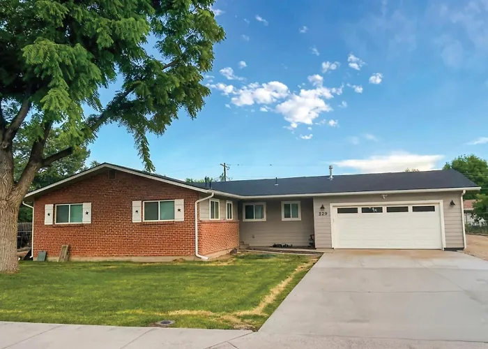Great Family Friendly Home With Large Fenced Yard