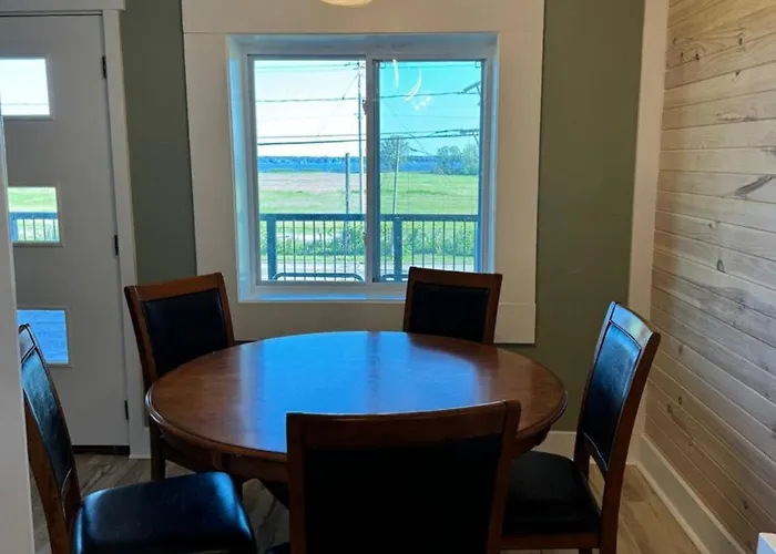 Lakeshore Comfort Lakeview Family Getaway