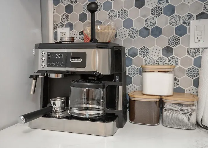 Charming Renovated Home In Lakewood