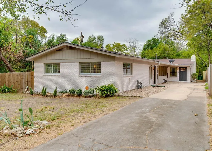 Walk To Campus: Creekside Austin Duplex!