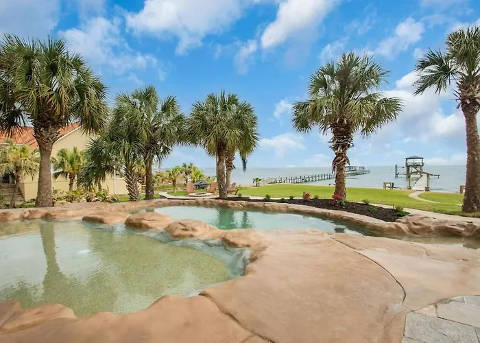 Bay Breeze Estate - Heated Pools, Private Pier & Walk To The Kemah Boardwalk