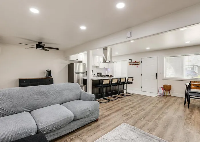 Under 1 Mi To Med Center! Stylish Home In Tulare