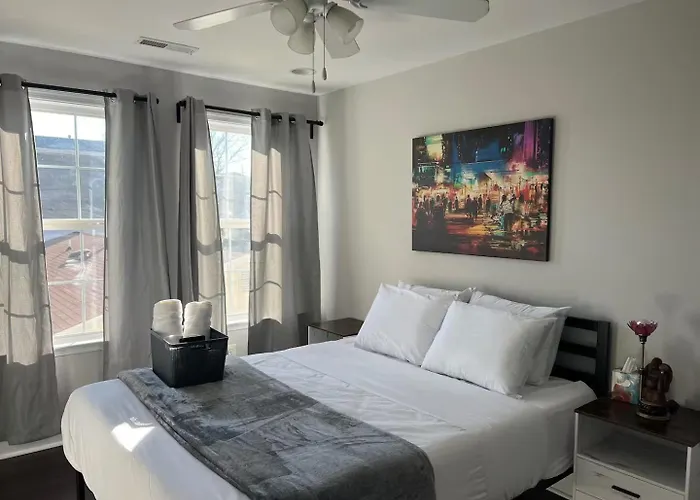 25 Lux Room 2 - 1 Queen Bed, Shared Bathroom - Nonsmoking