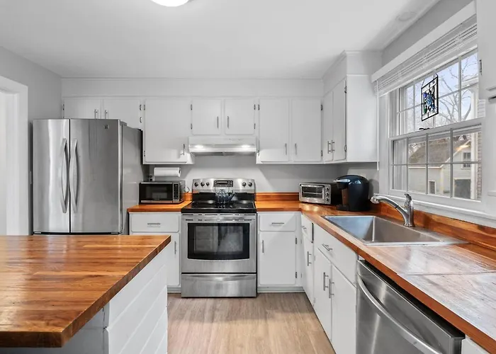 4Br Home | Walk To Beach & Downtown | Parking