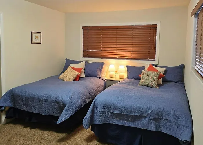 Chamberland Retreat-Hot Tub, Pool Table, Movie & Ski