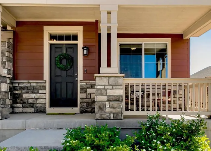 Stylish 4-Bedroom House - Denver Spruce - Sleeps 10 - Near Denver Airpot - Parking & Garden -