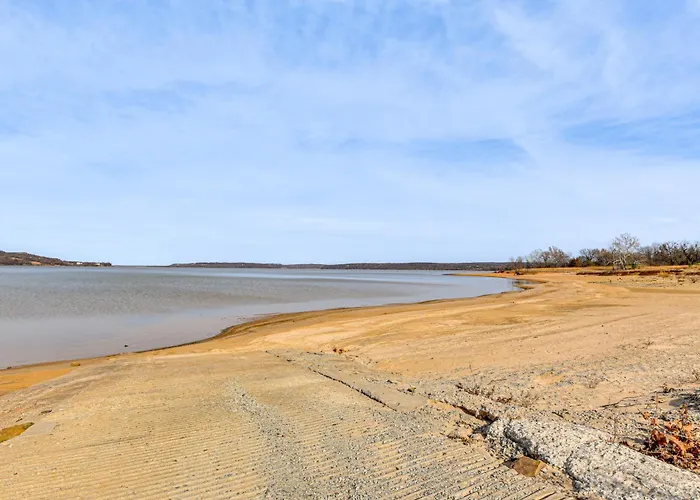 Steps To Lake Eufaula: Family Home W/ Deck & Yard