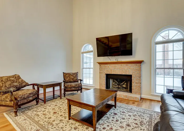 7 Mi To Dtwn Toledo: Spacious Family Home!