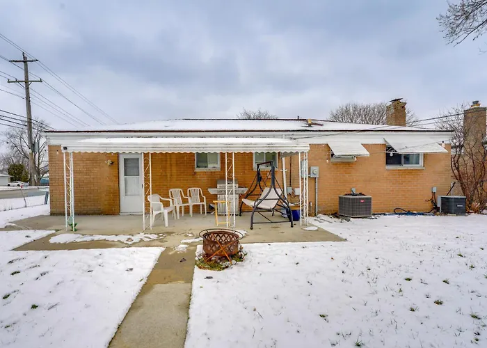 Metro Detroit Home W/ Fire Pit & Game Room!