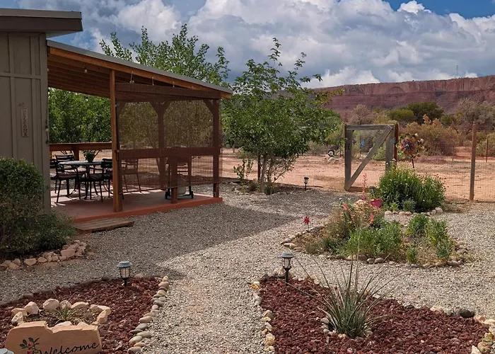 Basecamp Bluff - Bungalow With Patio, Dogs Welcome
