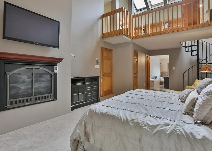 The Pine River Pond Premier Lakehouse 4Br High-End Retreat