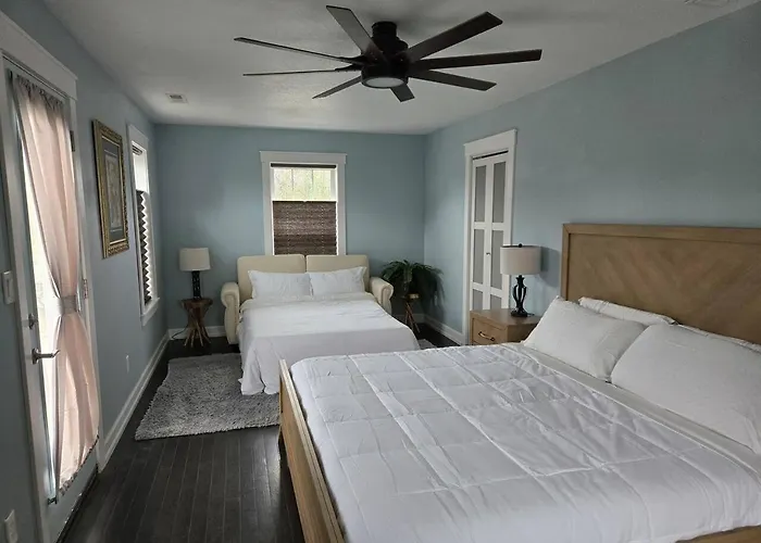 Luxury Downtown Cedar Falls Retreat - Pool Table - Outdoor Dining - Sleeps 12