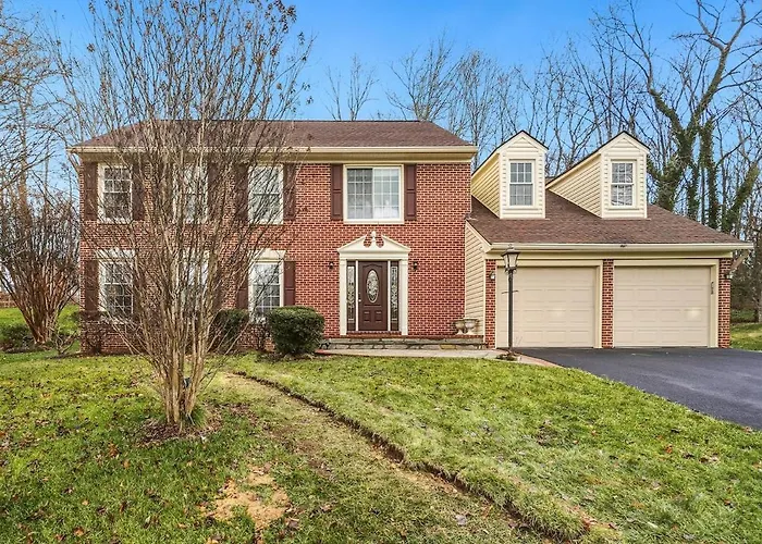 Bright Family Retreat With Private Backyard & Loft