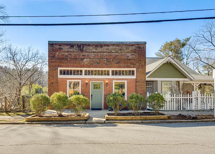 Private Hot Tub, Steps To Main St: Saluda Retreat