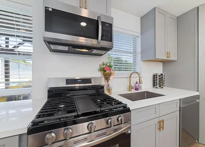 Pickleball-Basketball Oasis-Pool & Spacious Home