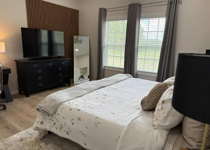 Executive 1Br Home - King Bed - Workspace - Quiet Vidalia Stay