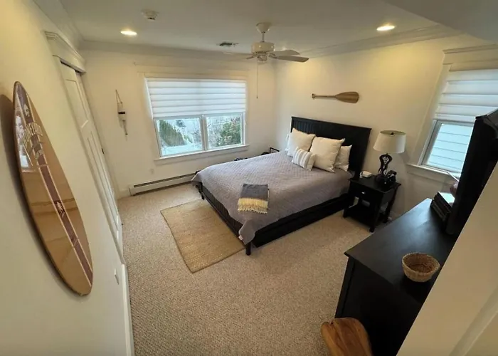 Lakefront 5-Bedroom House Near Ocean With Pool