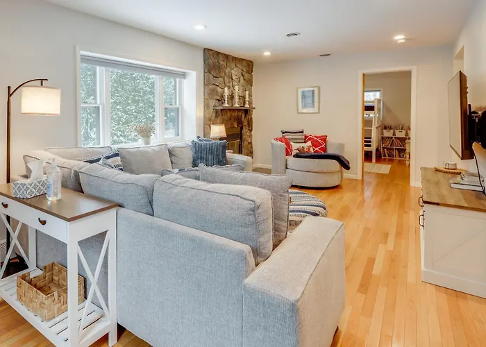 8 Mi To Saratoga Race Course: Quiet Family Home