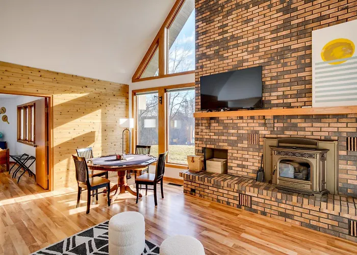 All-Season Lodge 40 Acres: Walk To Elkhart Lake!