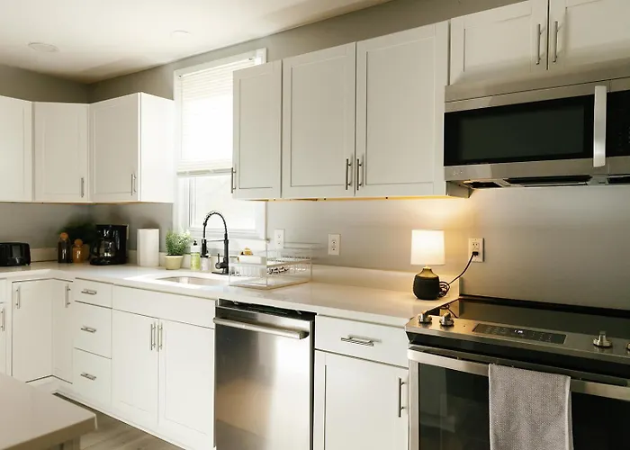 "The Homestead" Upscale Stay - Downtown With Yard