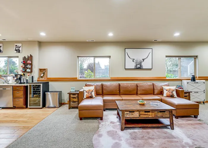 Near Ferry, Shops & Eats! Anacortes Townhome
