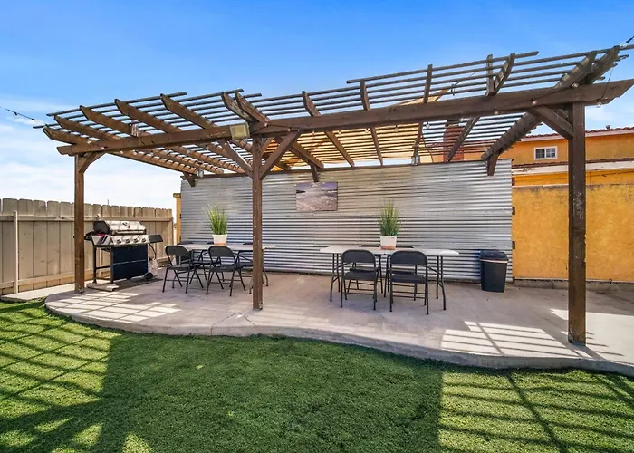 Family Retreat W/ Theater, Pool & Outdoor Dining