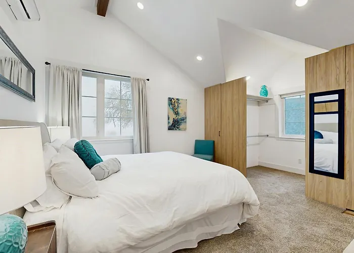 Home W/ Farmstyle Loft & Views, Mins To Dtwn