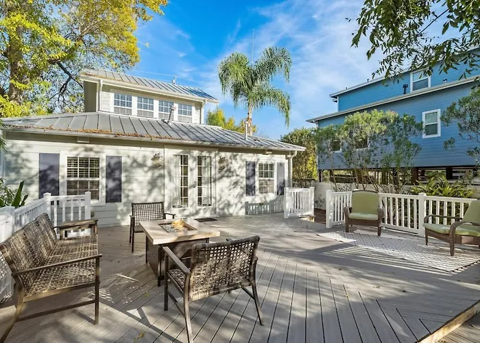 Cute Bungalow With Massive Deck And Fire Pit, Walk To Kemah Boardwalk
