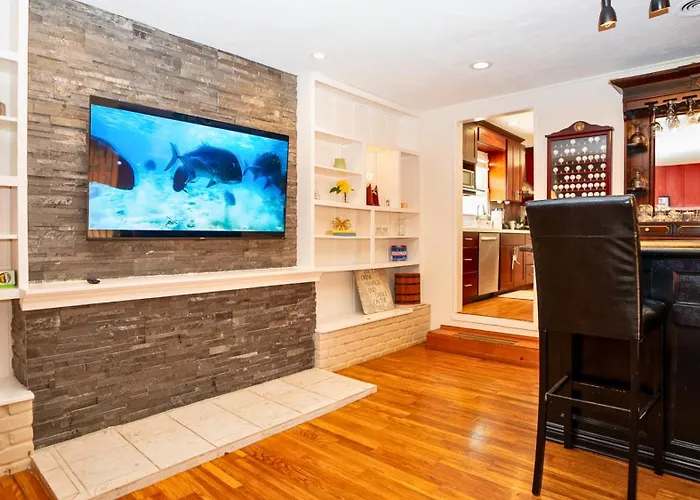 Cheerful 3Br Bar, Jacuzzi & Kids Treehouse