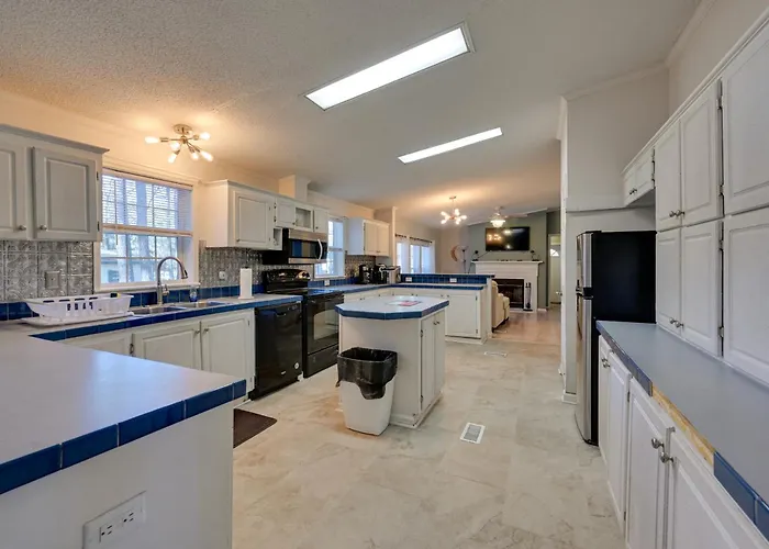 9 Mi To Ecu: Pet-Friendly Greenville Home W/ Deck