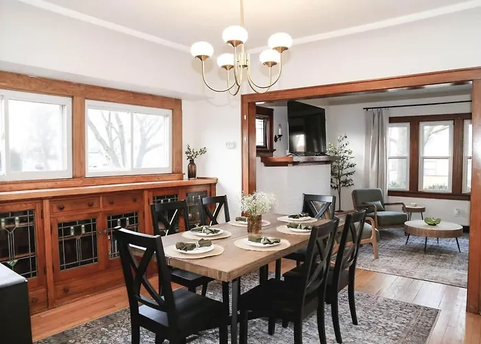 Mins To State Fair & Amfam Field |Sleeps 12|4Br + Parking