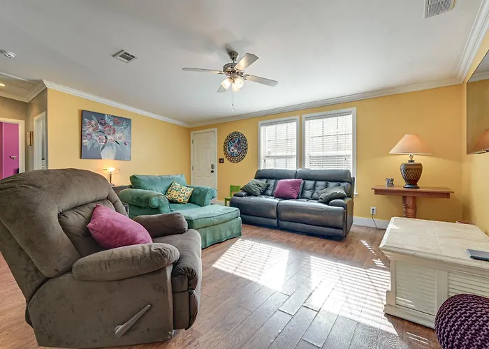 Weeki Wachee Family Getaway: Canal-Front Home